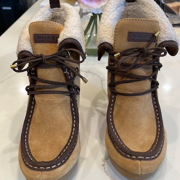 NWOT Tommy Hilfiger Ankle Wedge Winter Boots. Size 7 Cozy inside. Tan - Picture 2 of 13
